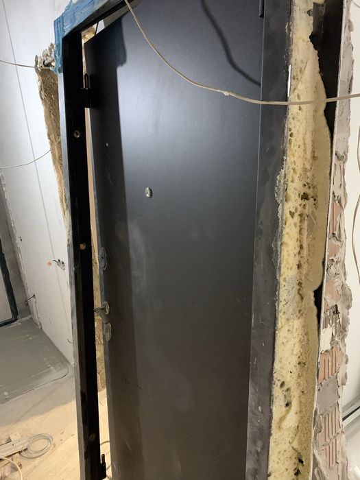 Входная дверь демонтированая от застройщика