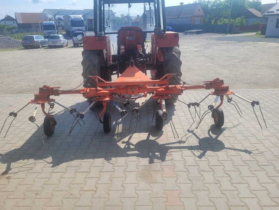 Greblă de întors fan