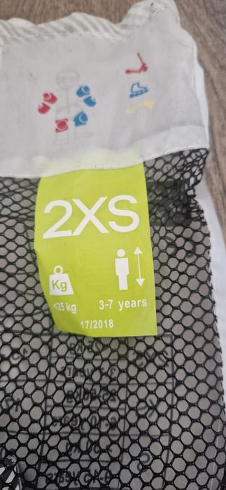 Комплект "Оxelo" съдържсщ накитници, налакътници и наколенки.