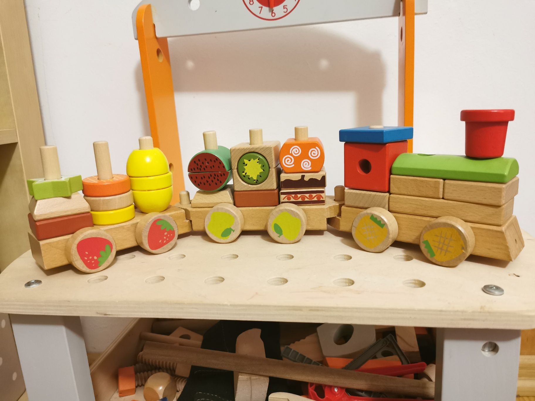 Tren de stivuit din lemn
