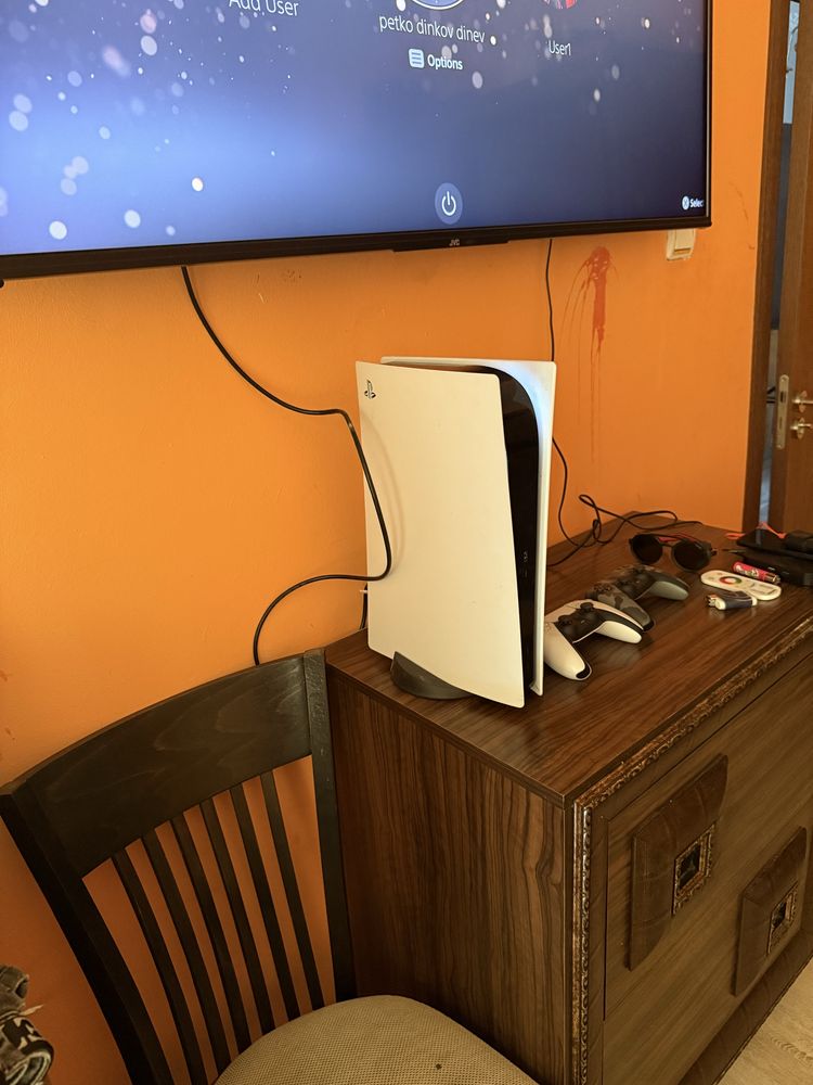 Продавам PlayStation 5 – Дискова версия + 2 джойстика + 6 игри