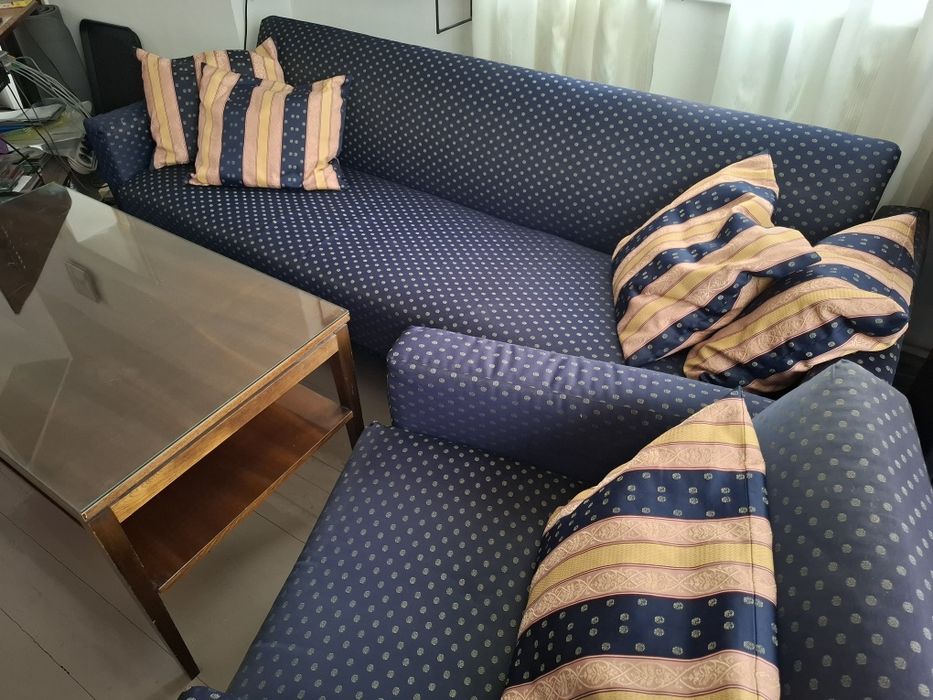 Диван с два фотьойла и маса