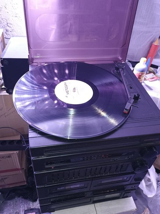 Виниловый музыкальный центр.