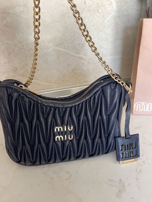 Miu Miu matelasse тъмносиня дамска чанта