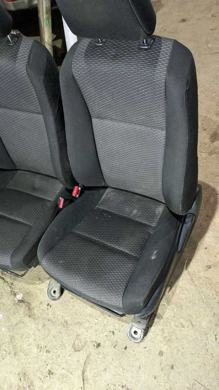 Передние сидения и задний диван hilux revo rocco 2016/2022