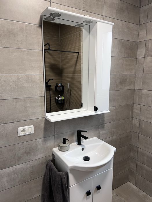 Oglinda baie si dulap cu lavoar