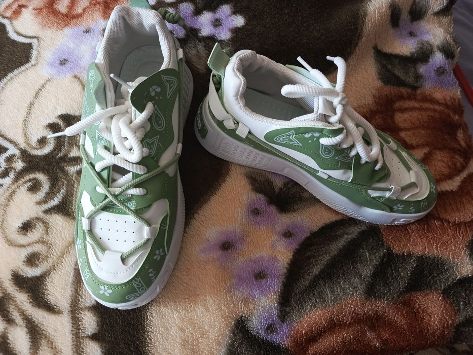 Кроссовки для мужчин и женщин.