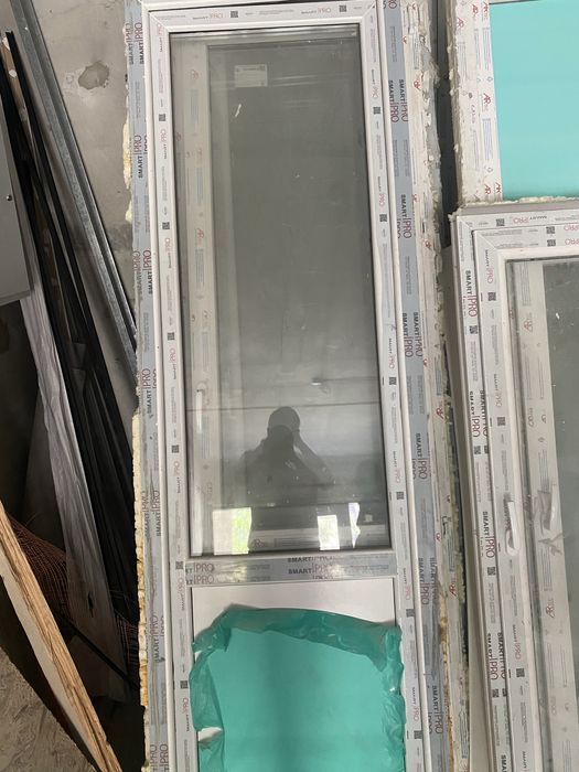Продаю БУ пластиковую дверь и окно