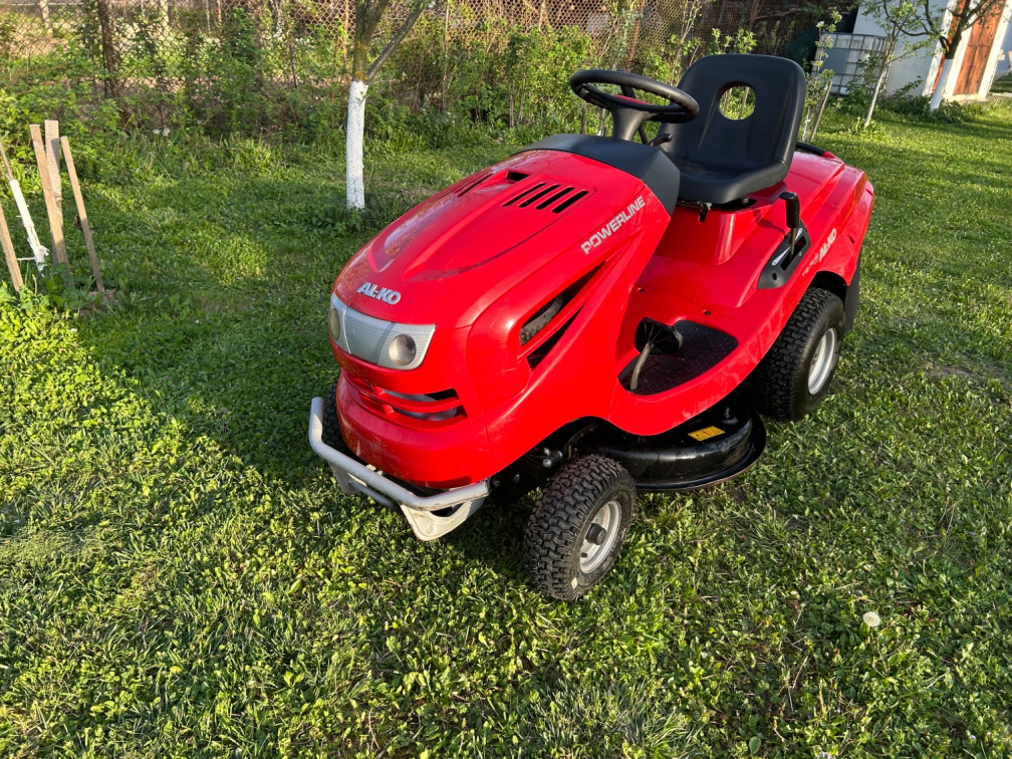 Tractoras tuns iarba/gazon