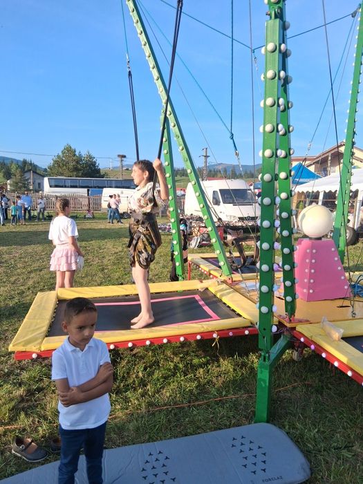 Vând trambulina la preț avantajos