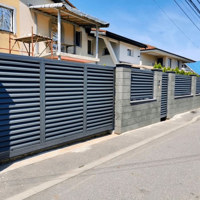 Construim la comanda dvs. garduri si porti din:
- panouri stil jaluzea