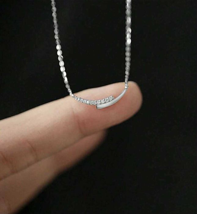 Минималистично сребърно колие с камъни с печат 925