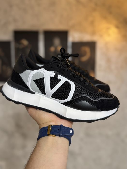 Adidasi Barbati Valentino Garavani Black & White!
