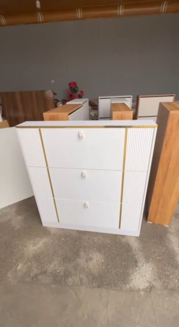 Oyoq kiyim javoni chiroyli sifatli