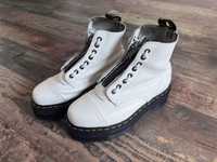 Bocanci Dr. Martens Sinclair, cu platforma, albi, marimea 38 / 24 cm