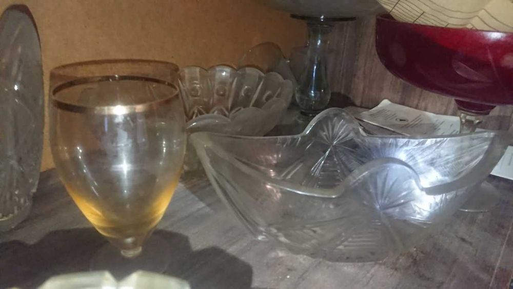 Посуда, рюмки, тарелки, чайные сервизы.