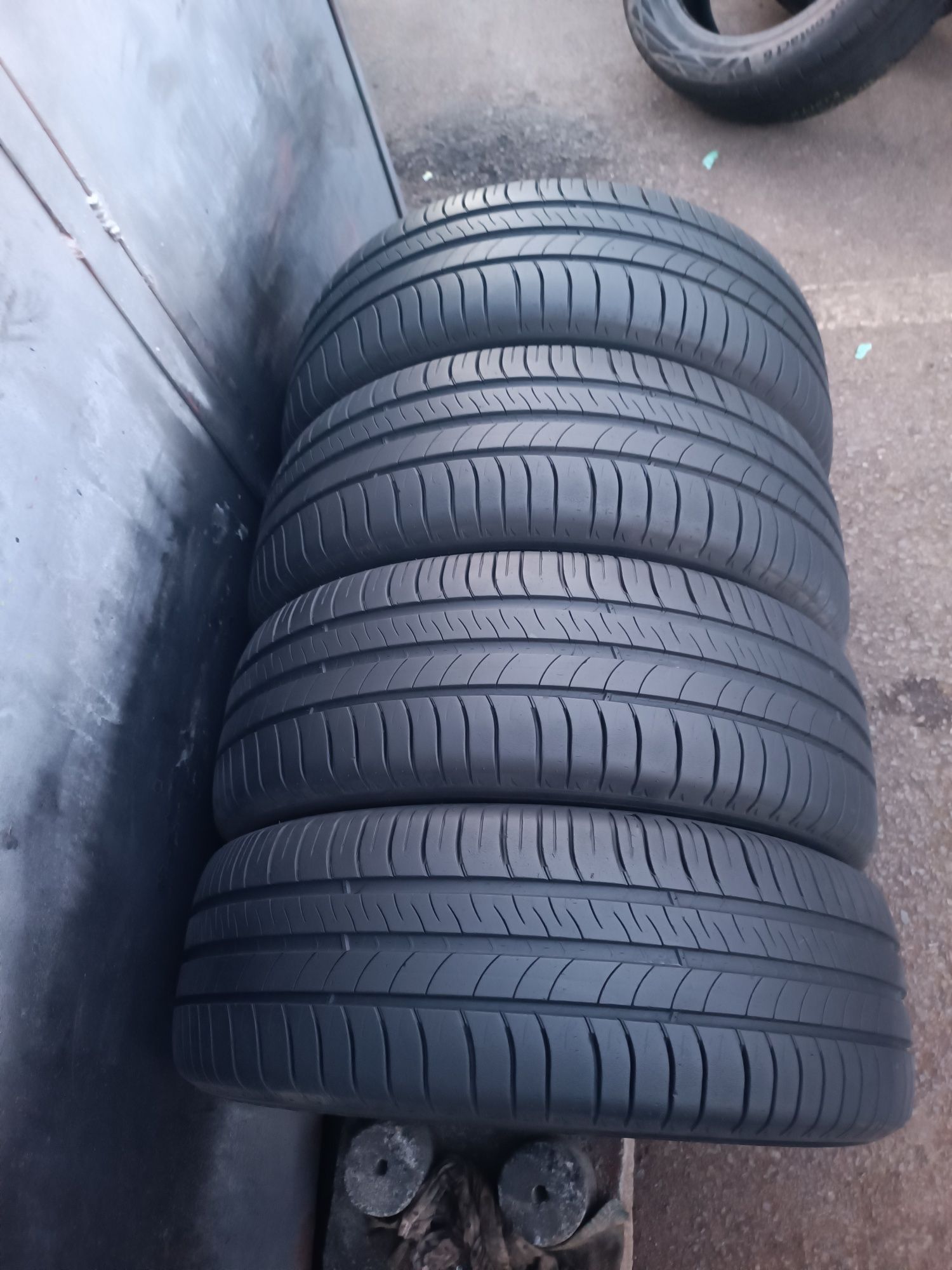 205/60/16 Michelin