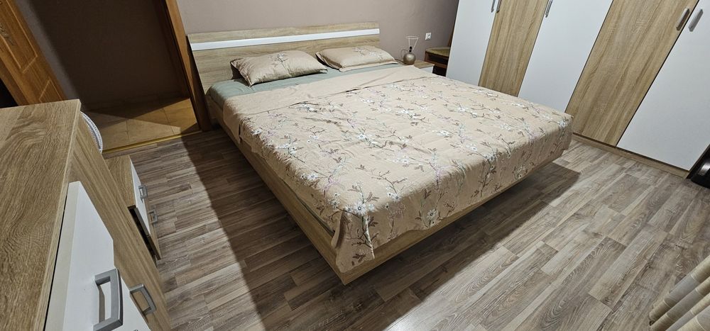 Спалня  200/200 с матрак , 5 кр гардероб ,скрин 140см , 2 шкафчета