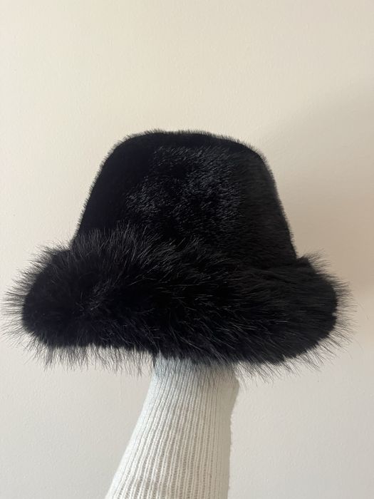 Черна пухена шапка