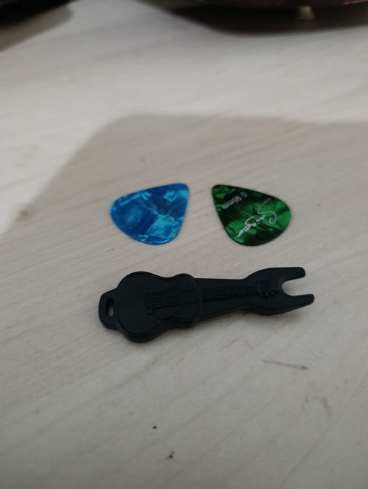 Гитара продоётся  6 струны