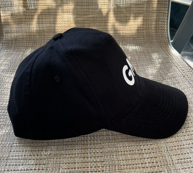 Модерна черна шапка бейзболка