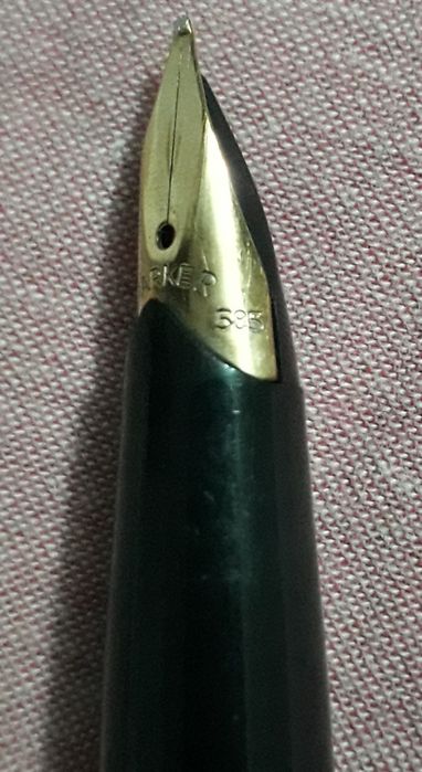 Stilou Parker , cu penita de aur .