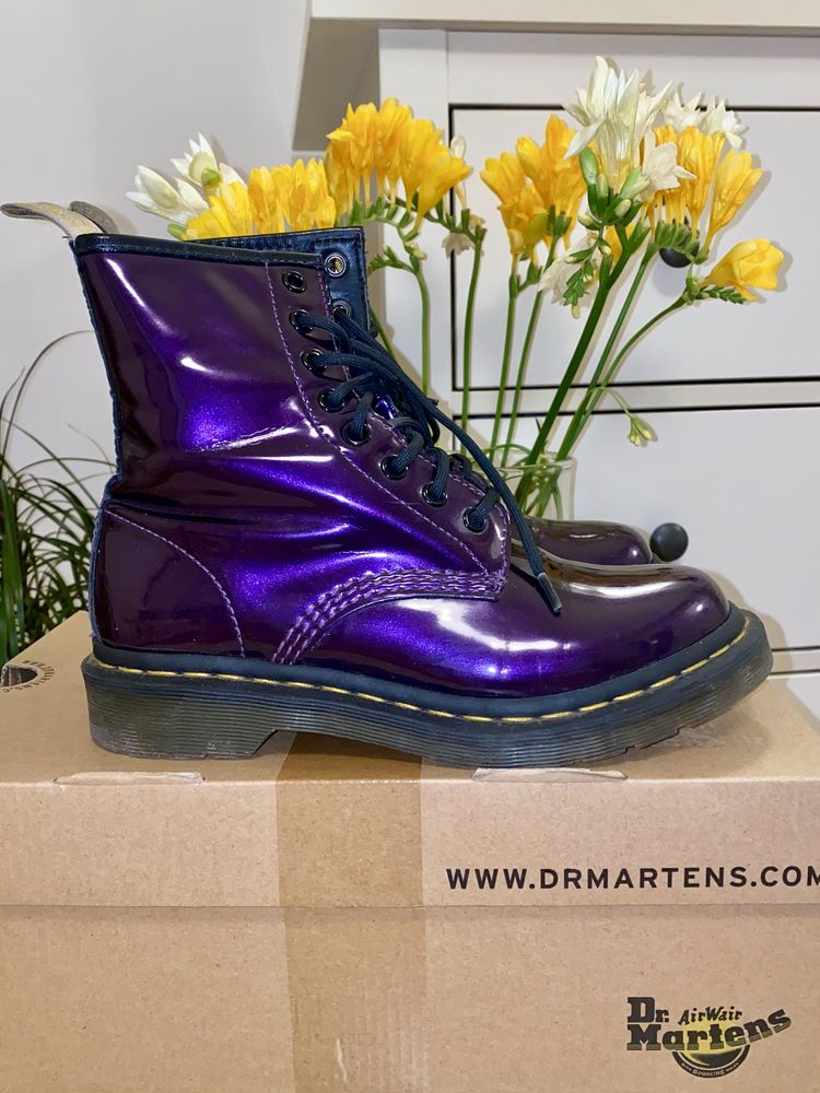 bocanci Dr Martens mov iridescent