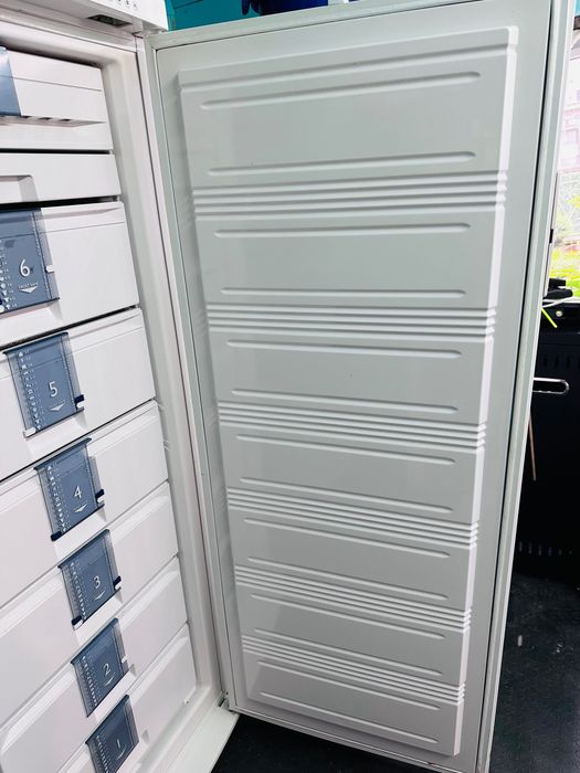 Вертикален фризер Liebherr/Немски