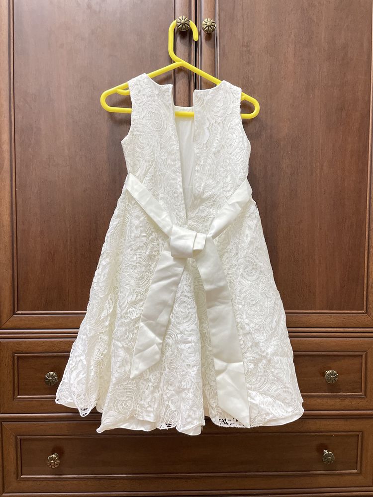 Продам белое платье для девочки 4 - 6 лет