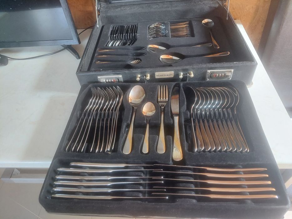 Set plosca și cana de vin/bere și set tacâmuri decorate cu aur 18k.