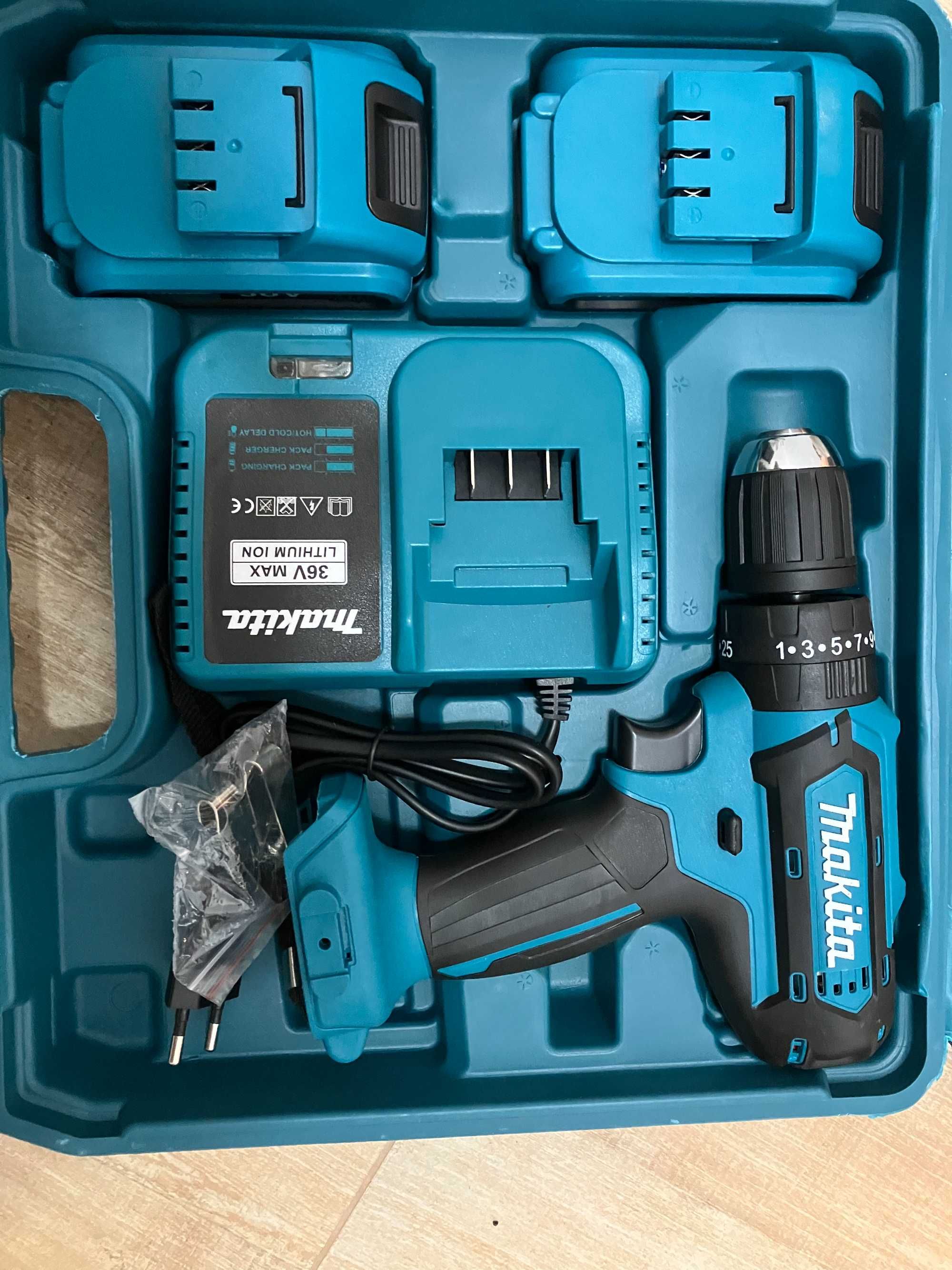 Акумулаторен винтоверт Makita D с 2 батерии 2 ah, зарядно и куфар