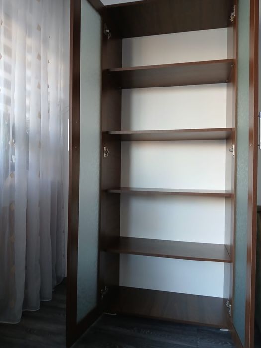 Vand Vitrina cu 2 usi