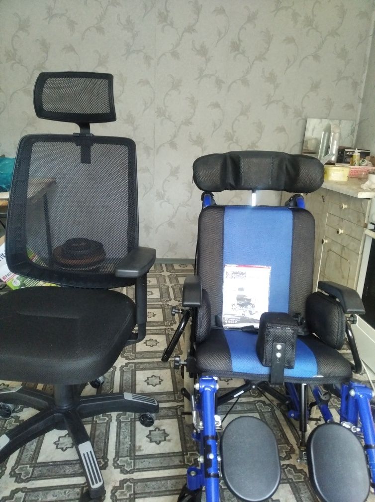 Инвалидная коляска и офисное кресло