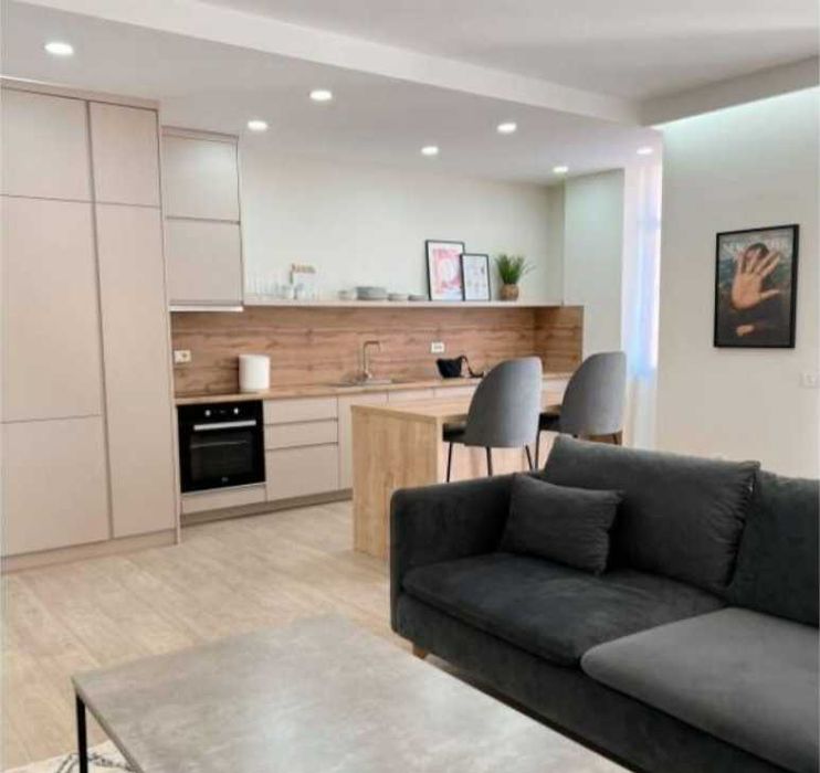 Продавам тристаен апартамент в Дружба