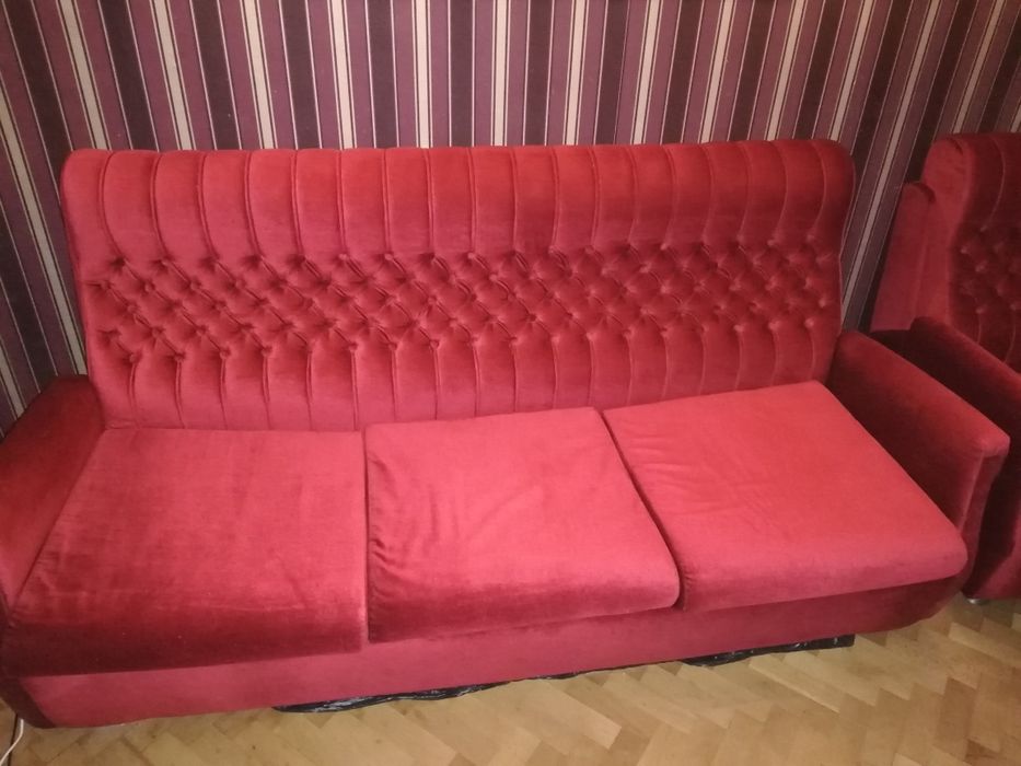 Разтегателен диван цвят бордо