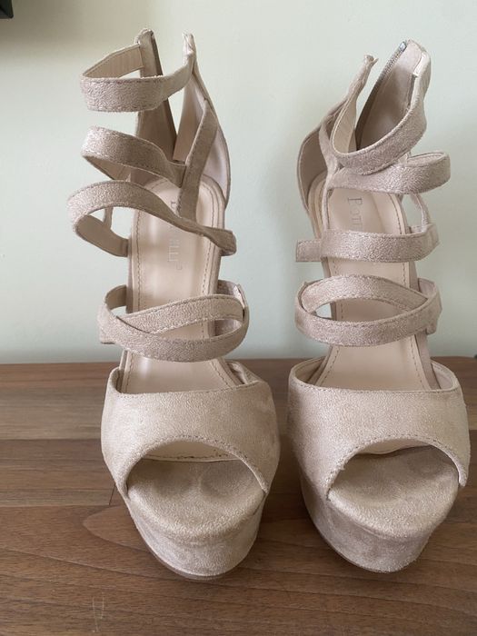 Бежови високи обувки с тънък ток