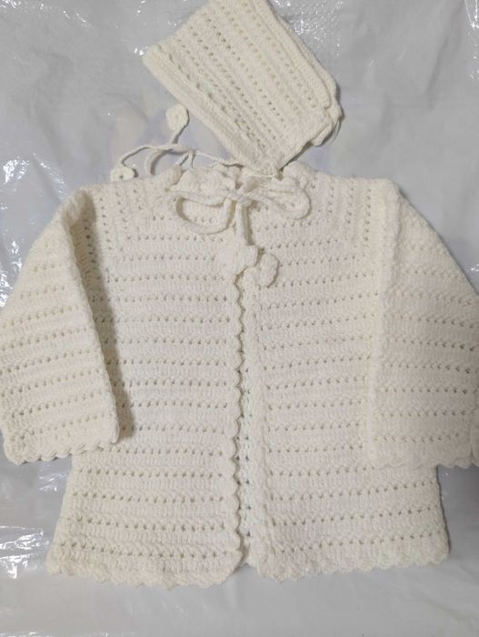 Ръчно плетени бебешки жилетки, шапки, елечета.