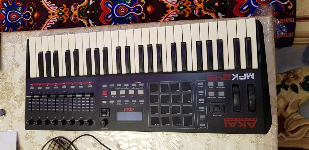 AKAI MPK249 midi klavish