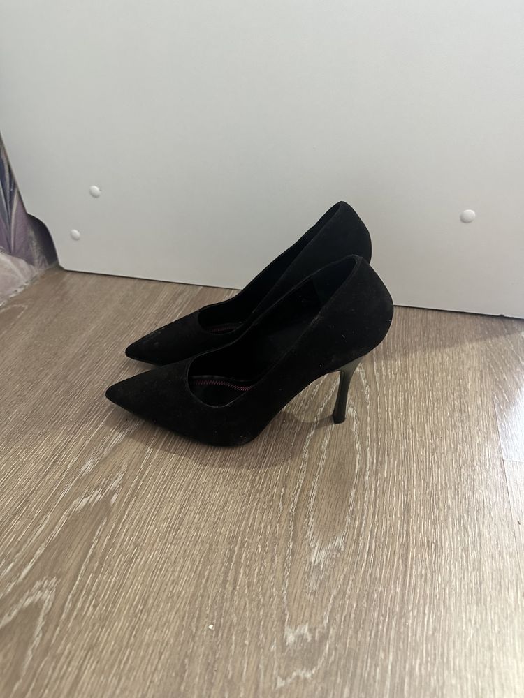 черные женские туфли