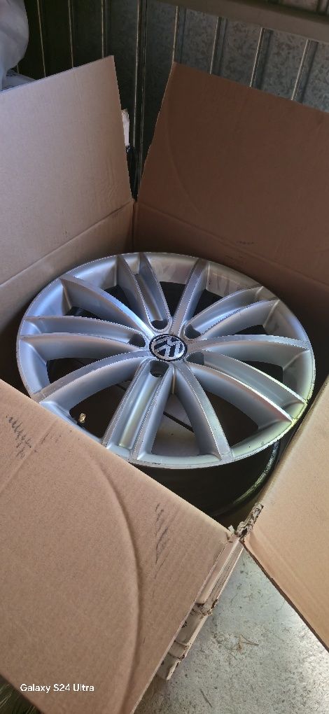 Vând jante tiguan R18 OEM
