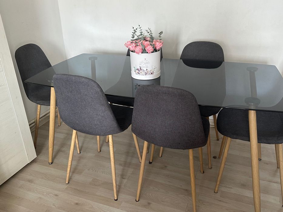 Masă din sticlă cu 6 scaune scandinave – elegantă și modernă