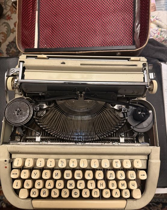 Български пишещи машини Марица 11 и Ерика пълен комплект с документите