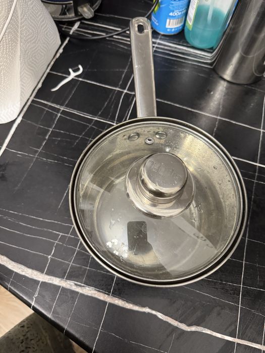 2ta kastrul:,5litrli va 1,5litli .sifatli qalingina kop ishlatilmagan