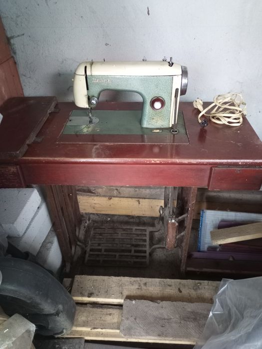 vând mașină de cusut Ileana veche cu talpă
