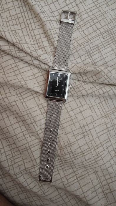 Часы кварцевые, серебряного цвета