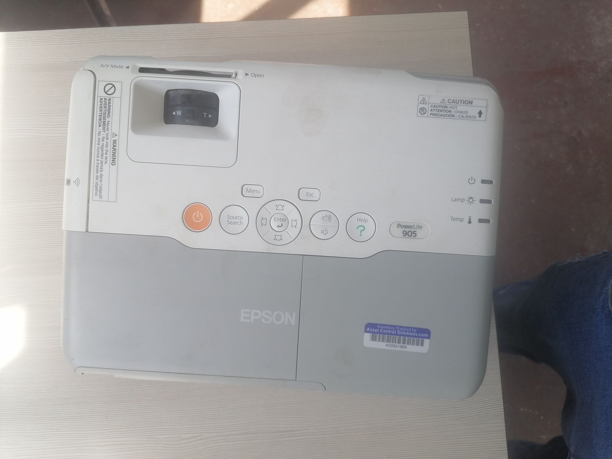 Proektor sotiladi 250$ EPSON