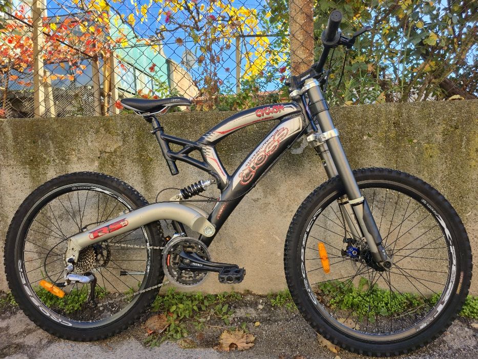 Мекица 26цола Двукоронна вилка, дискови спирачки 27 скорости  Cross