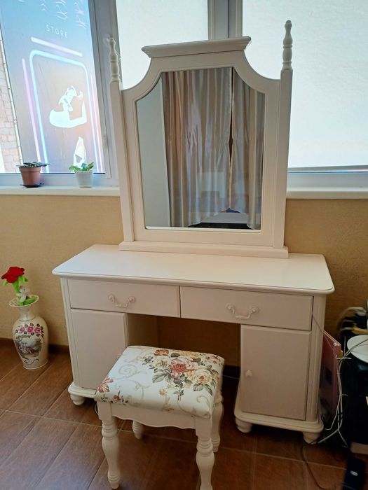 Продам Туалетный столик.