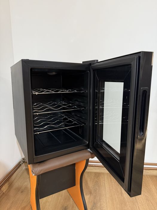 Vand frigider pentru vinuri!