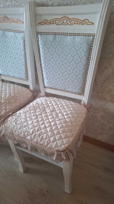 Стол и стулья для гостиной